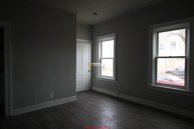 Building Photo - Large 3 - Bedroom Duplex in Oshkosh