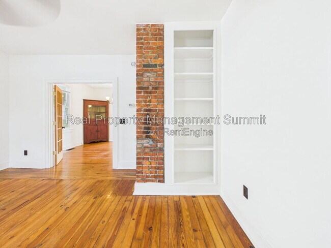 Building Photo - 523 Marquis St
