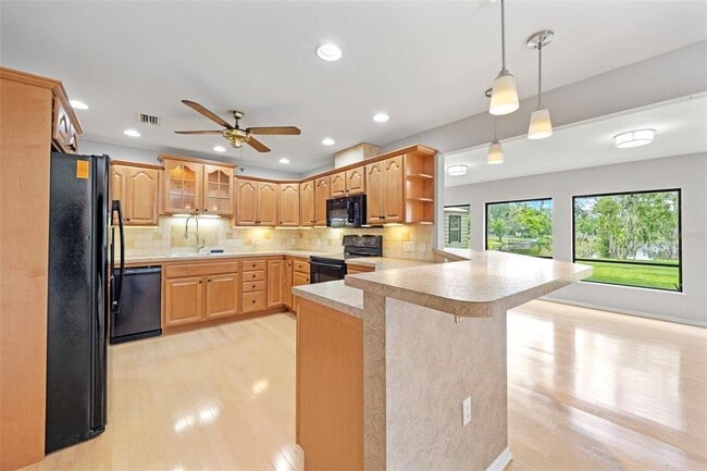 Building Photo - 8006 Oak Dr