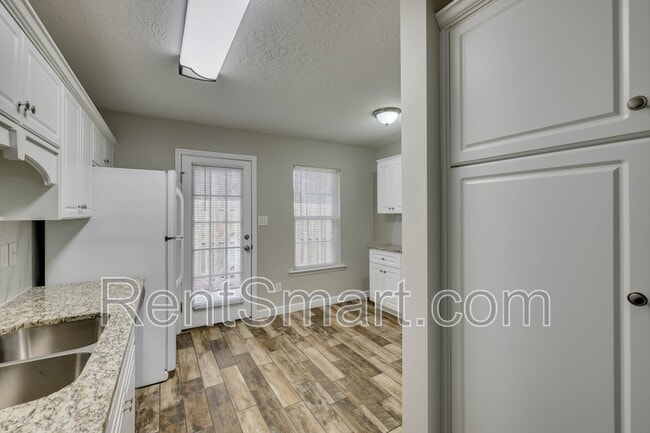 Building Photo - 219 Lynbrook Way