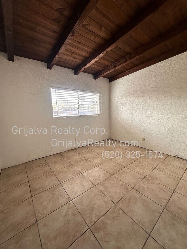 Building Photo - 2016 N Madelyn Ave