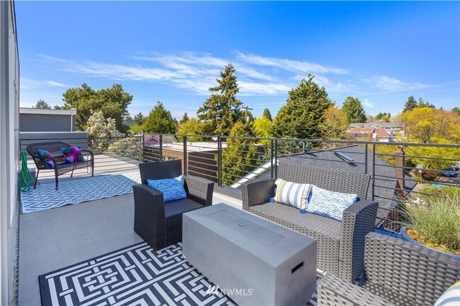 Building Photo - Modern & Chic Ballard Stand-Alone Home Nea...