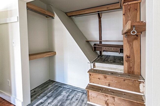 Building Photo - 3 bedroom, 1.5 bath home in The Triangle, ...