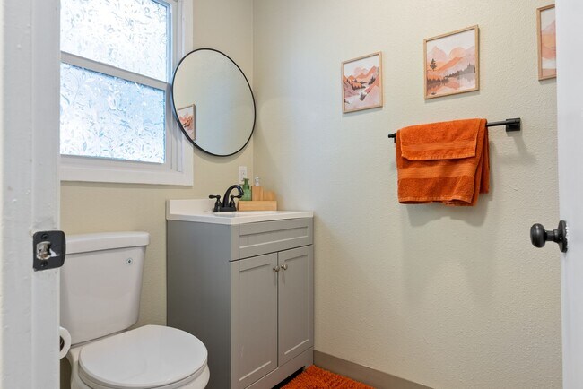 Building Photo - 2Bed/2Bth in Vancouver