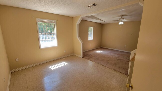Building Photo - 3136 Seminole Dr