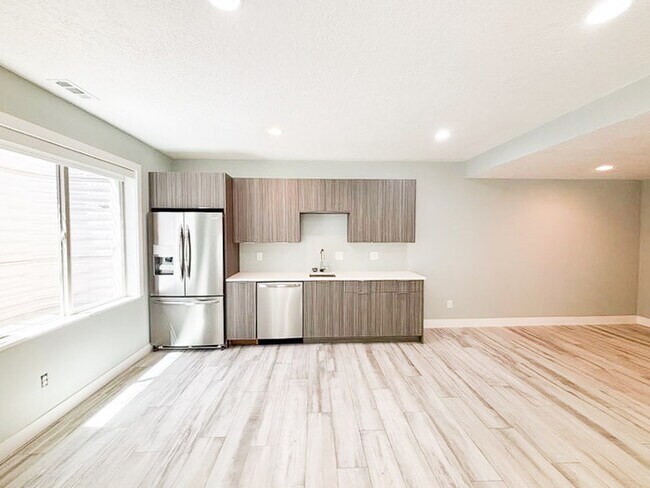 Building Photo - Luxury 5-Bedroom Rental with Pool, Finishe...