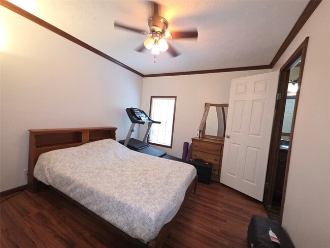 Building Photo - 21683 White Oak Dr