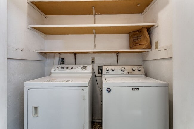 Building Photo - 3009 Hilltop Dr