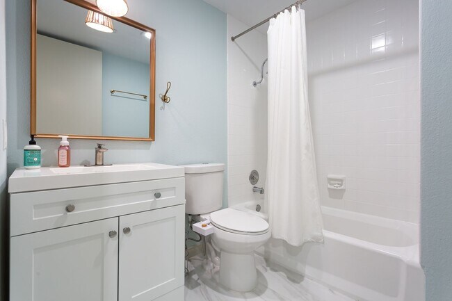 Building Photo - Trendy Hillcrest Condo
