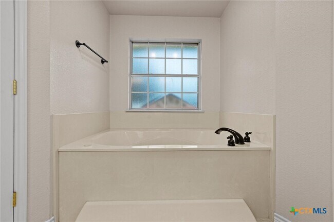 Building Photo - 418 Canoe Dr