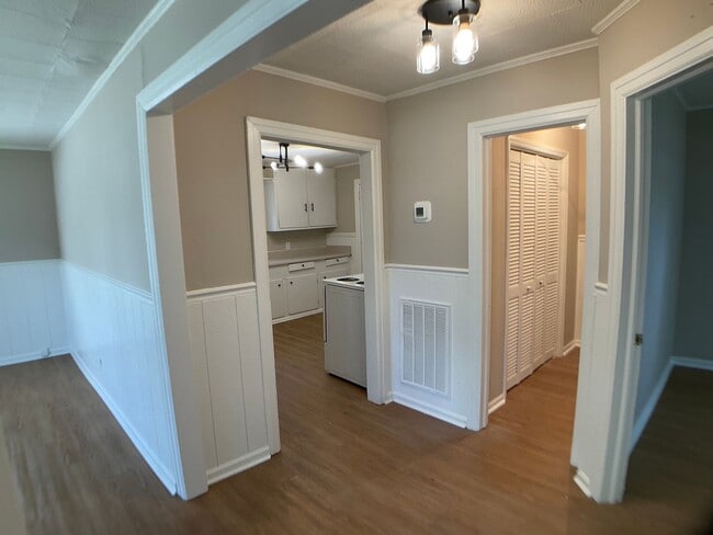 Building Photo - Adorable Bungalow Ready for New Residents!