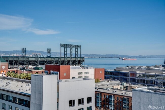 Building Photo - 260 King St