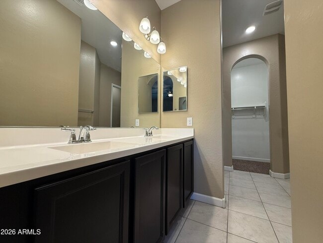 Building Photo - 1367 S Country Club Dr