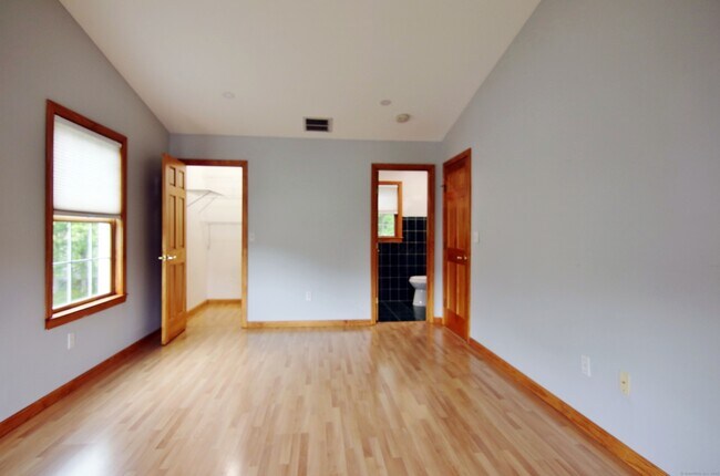 Building Photo - 290 Folino Dr