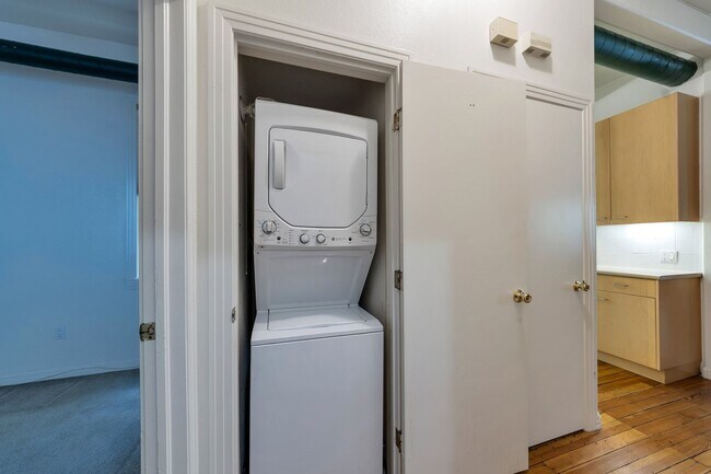 Building Photo - Beautiful Row Home Style Condo Central Den...