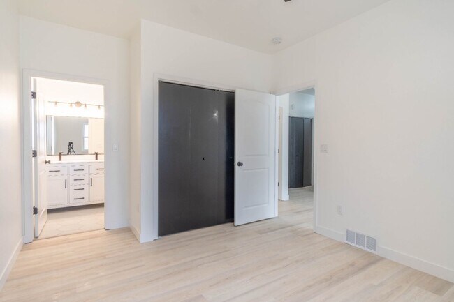 Building Photo - 3 Bedroom Single Family