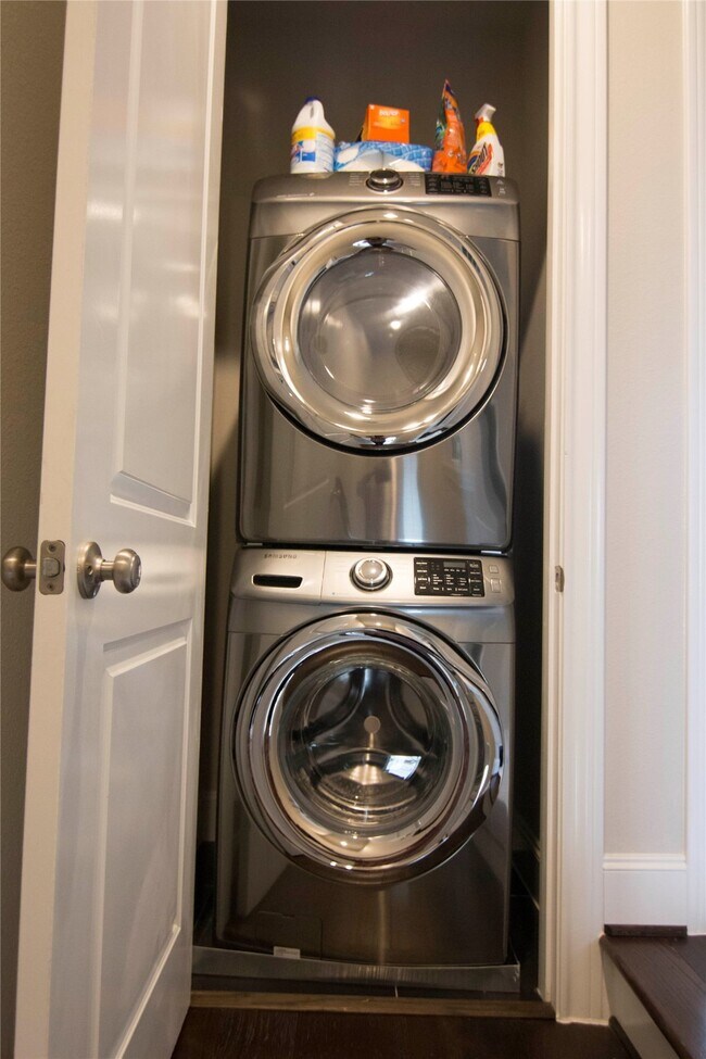 Building Photo - 616 Delano St