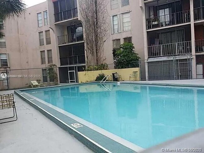 Building Photo - 9678 Fontainebleau Blvd