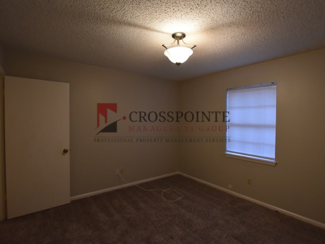 Building Photo - Adorable 3-bedroom, 2-bath duplex with 2-car garage in The Highlands Addition