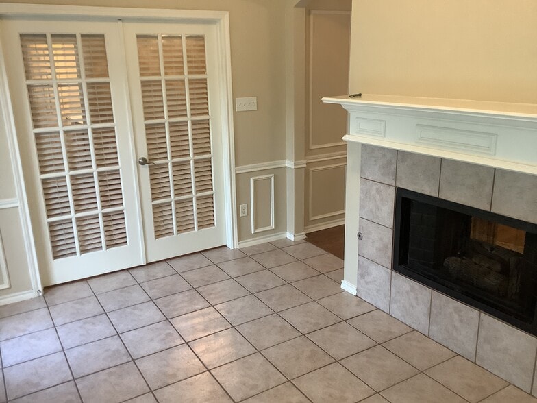 Building Photo - 4410 Shady Elm Dr