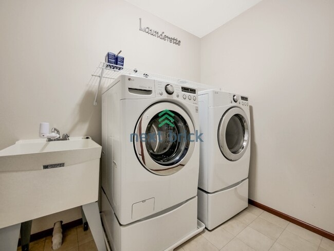 Building Photo - 4 Bed and 3 Bath Lake View Single-family Home is Available for Rent!