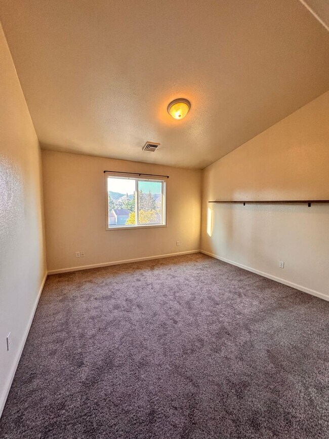 Building Photo - 106 Umpqua View Dr