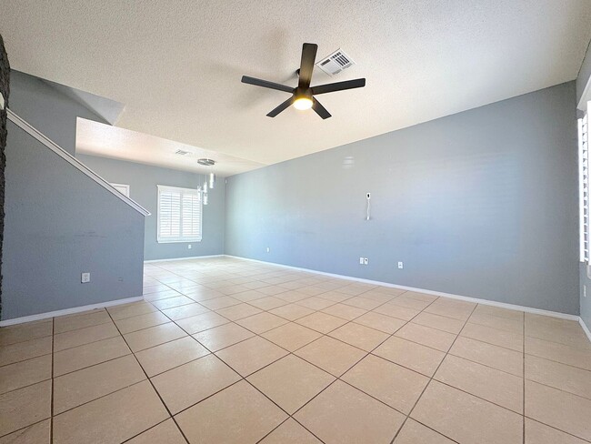 Building Photo - Gorgeous 5bed/3bath Refrig A/C with 2 Master Bedrooms!