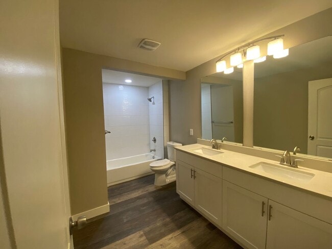 Building Photo - Beautifully remodeled 2 bed 1 bath unit in...