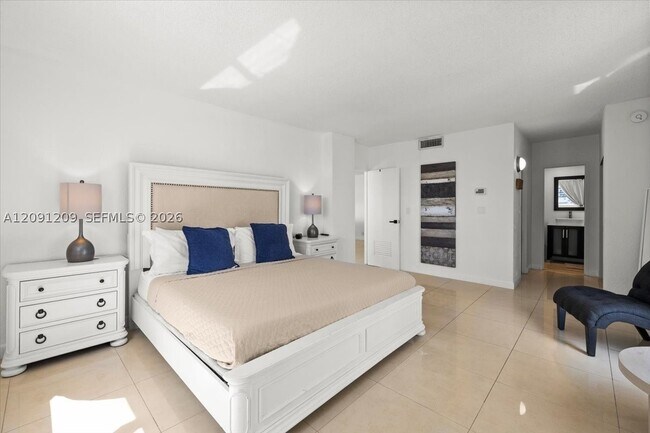 Building Photo - 4001 S Ocean Dr