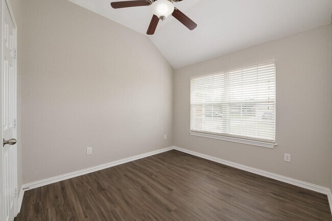 Building Photo - Midway ISD Country Home