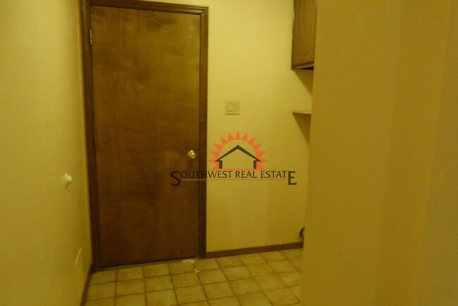 Building Photo - Lovely 3 bedroom 2 bathroom brick home wit...