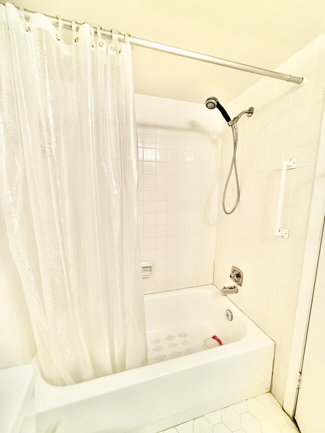 Building Photo - 2900 Cove Cay Dr