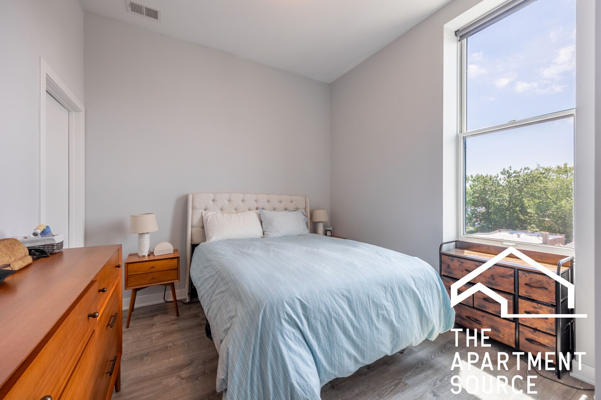 Building Photo - 2251 W Lawrence Ave