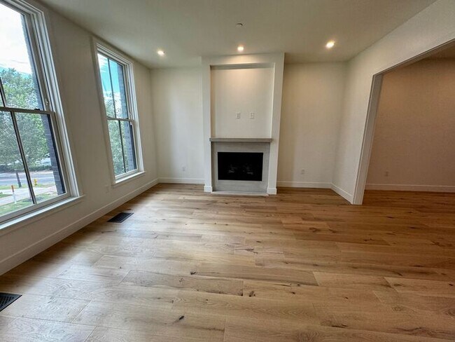 Building Photo - Luxury in the Heart of Huntsville