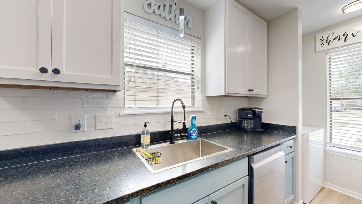 Building Photo - 608 Navarro Dr