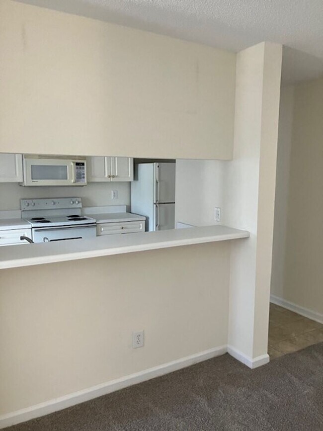 Building Photo - 904-H Litchfield Way