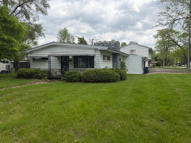 Building Photo - 1863 Hosler St