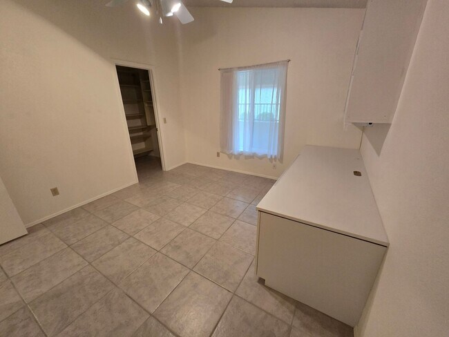 Building Photo - 1120 N Val Vista Dr