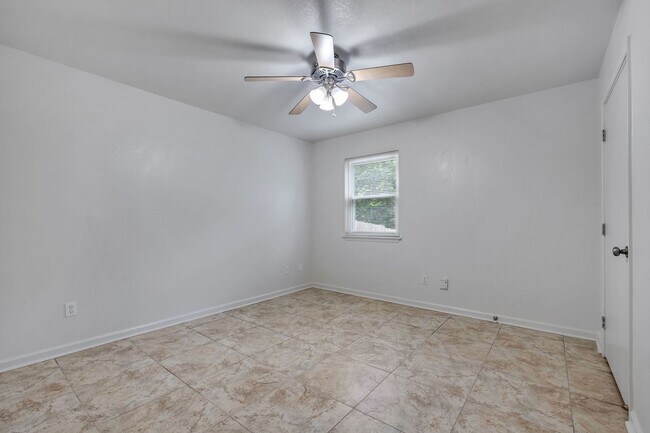 Building Photo - NW Tallahassee Duplex