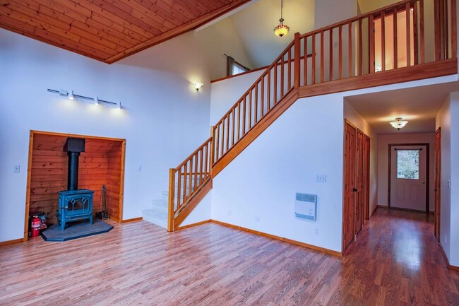 Building Photo - Lovely Home and Property Located on Honeym...