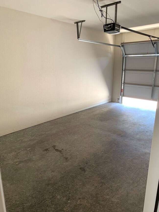 Building Photo - Townhome for Rent in Rogers - 3 bedrooms, ...