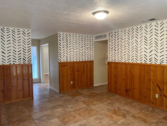 Building Photo - 3 bed, 2 living, 2 bath, 2 car garage