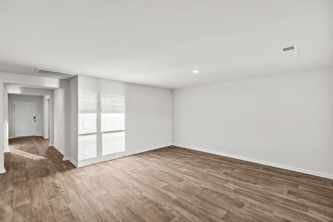 Building Photo - One Month Free with a signed lease by Jan 15th!!!