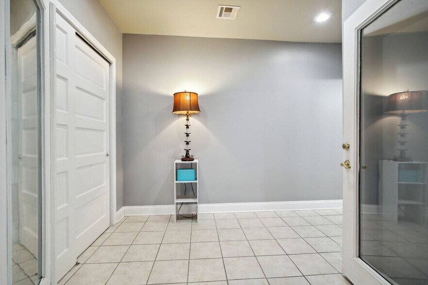 Building Photo - 116 Elmira Ave