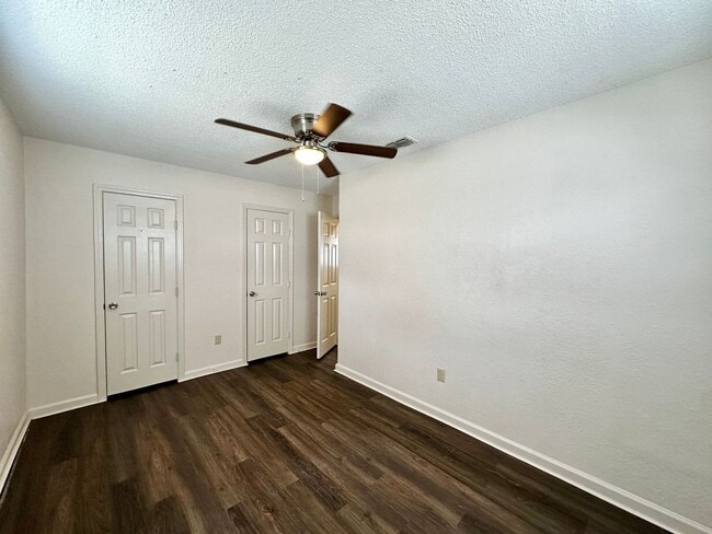 Building Photo - 3 Bedroom