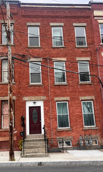 Building Photo - 15 Delaware St