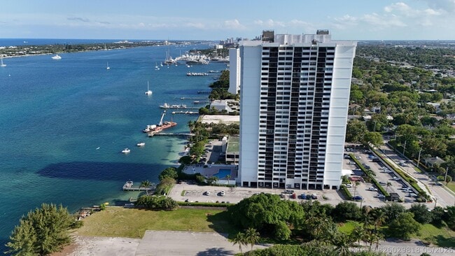 Building Photo - 5600 N Flagler Dr