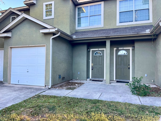 Building Photo - Move-In Special! 3-Bed, 2.5-Bath Townhouse...