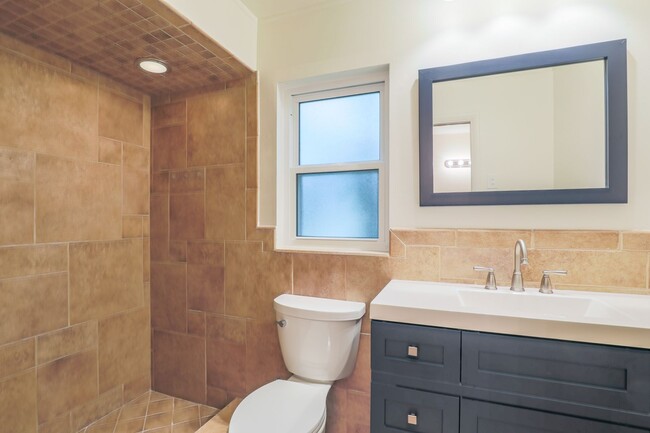 Building Photo - BEAUTIFUL 3 BEDROOMS SINGLE FAMILY HOME LO...