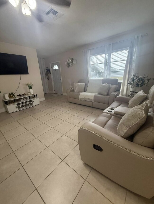 Building Photo - 748 Altura St